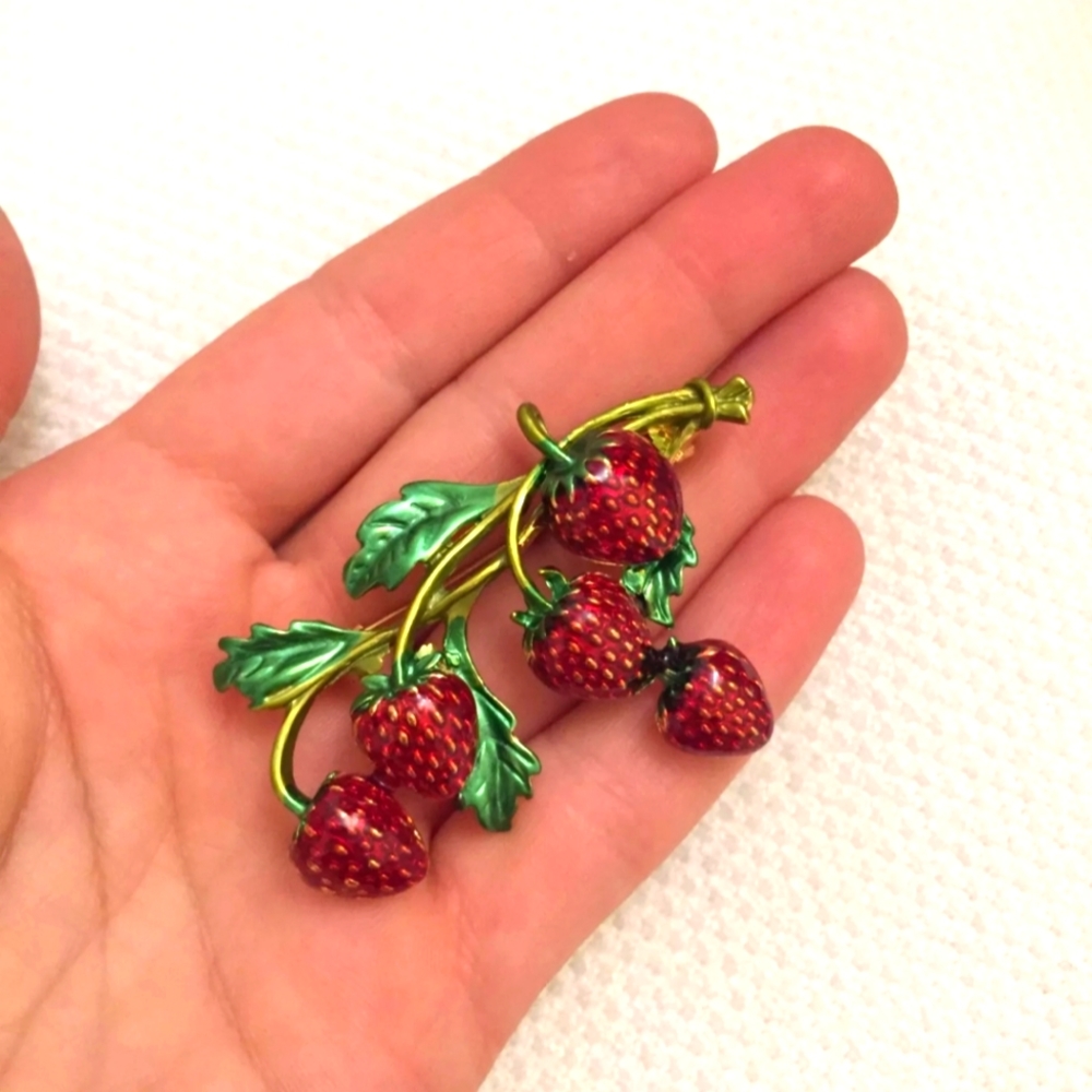 ❤️ Enameled Strawberries brooch. NWT - Picture 3 of 9